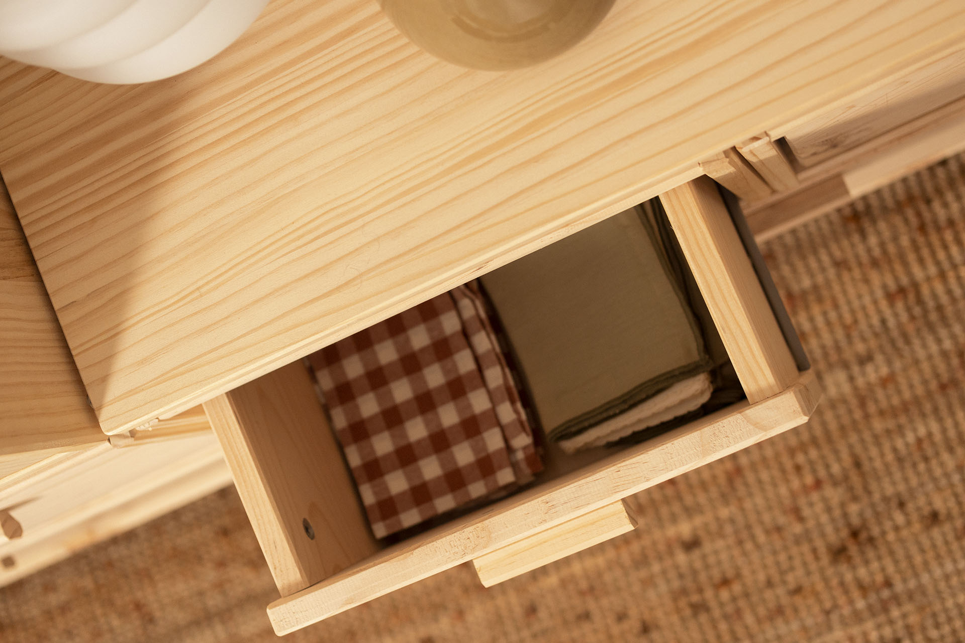 Imagen de ambiente 2 para:C&oacute;moda de madera natural